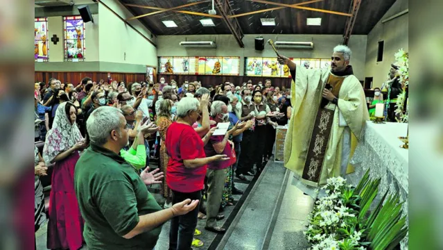 Imagem ilustrativa da notícia Casais recebem a bênção especial de Santo Antônio em Belém