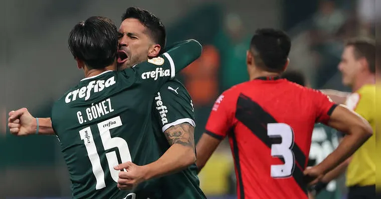 Imagem ilustrativa da notícia Com 4 gols em 7 minutos, Palmeiras vira e dispara na tabela 