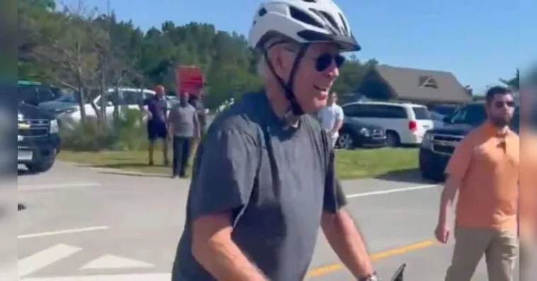 Imagem ilustrativa da notícia Biden perde equilíbrio e cai durante passeio de bicileta