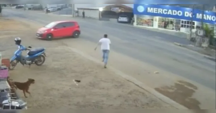Imagem ilustrativa da notícia Homem larga cerveja, corre atrás de carro e evita acidente