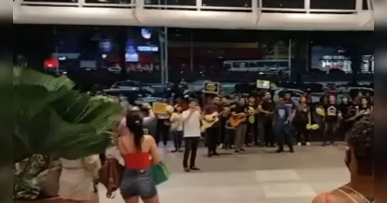 Imagem ilustrativa da notícia Vídeo: grupos oram em frente a shopping de Belém