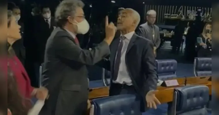 Imagem ilustrativa da notícia Vídeo: Romário e senador paraense batem boca em Brasília