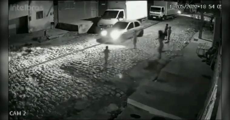 Imagem ilustrativa da notícia Vídeo: mãe pula em frente de carro para salvar criança