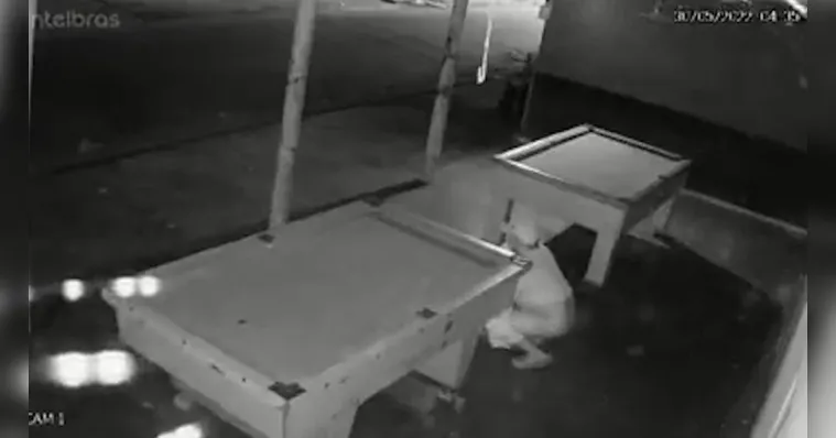 Imagem ilustrativa da notícia Vídeo: homem defeca em bar e espalha fezes em sinuca no Pará