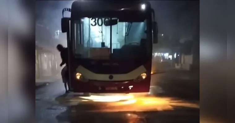 Imagem ilustrativa da notícia Vídeo: ônibus da linha UFPA Pedreira pega fogo em Belém