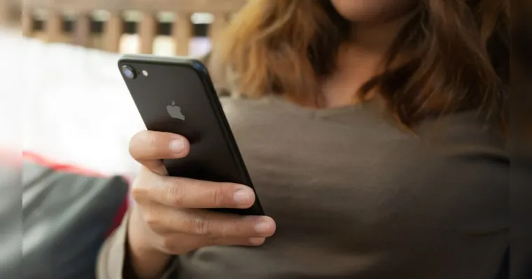 Imagem ilustrativa da notícia Bater no celular ou computador pode fazê-lo a funcionar?