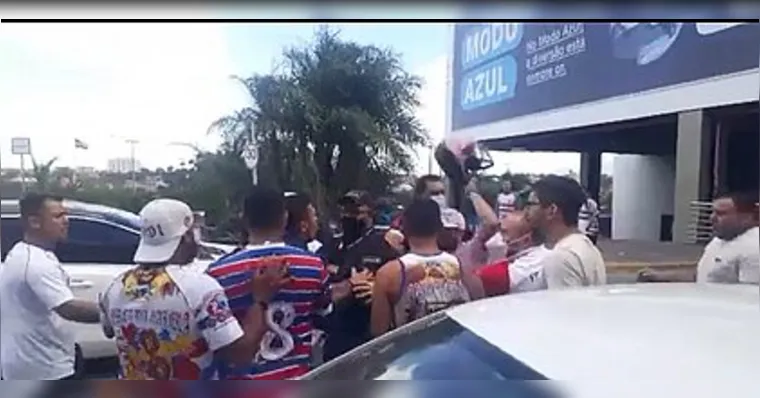 Imagem ilustrativa da notícia "Torcedor" agride jogador do Fortaleza com capacete; veja!