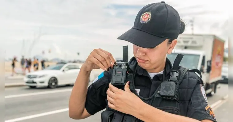Imagem ilustrativa da notícia Após chacina, policiais começam a usar câmeras no RJ