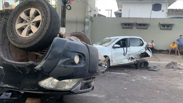 Imagem ilustrativa da notícia Belém: acidente termina com carro capotado e pessoas feridas
