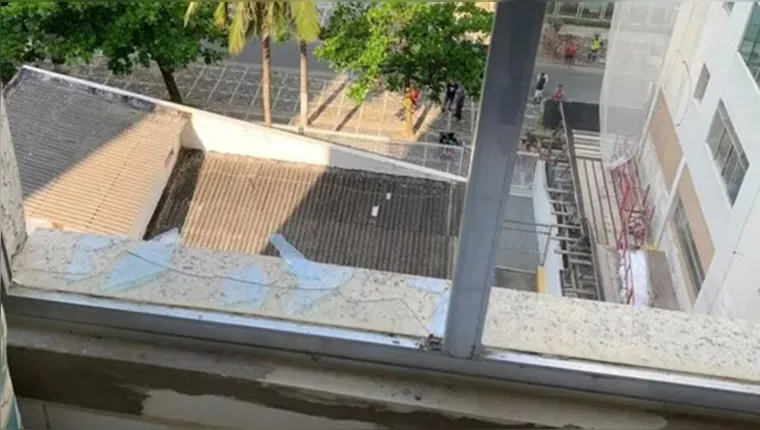 Imagem ilustrativa da notícia Maceió: criança é jogada pela madrasta do 4º andar de prédio 