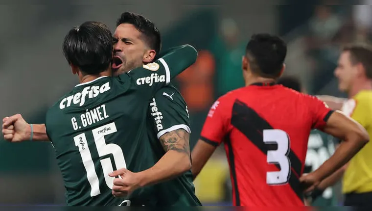 Imagem ilustrativa da notícia Com 4 gols em 7 minutos, Palmeiras vira e dispara na tabela 