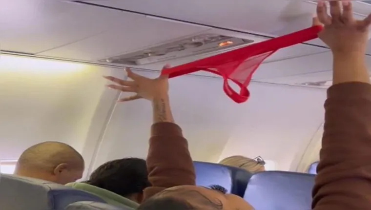 Imagem ilustrativa da notícia Moça de conteúdo adulto pendura calcinha dentro de avião