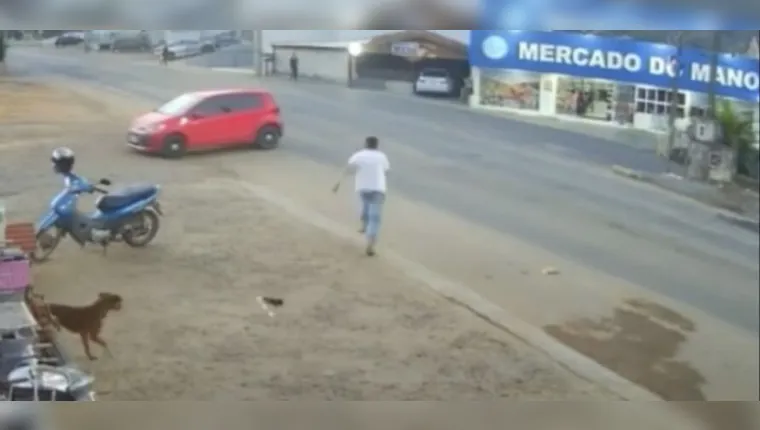 Imagem ilustrativa da notícia Homem larga cerveja, corre atrás de carro e evita acidente