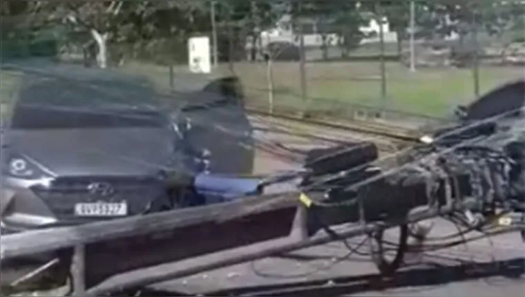 Imagem ilustrativa da notícia Vídeo: carro derruba poste e deixa trânsito lento em Belém