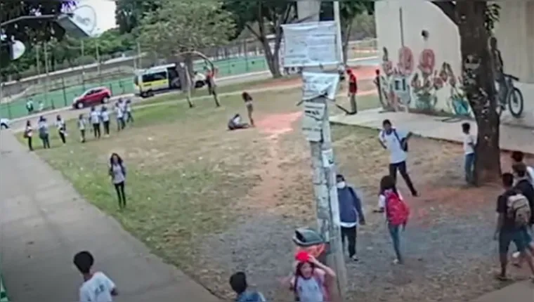 Imagem ilustrativa da notícia Aluna é agredida na frente de escola no DF. Veja o vídeo!