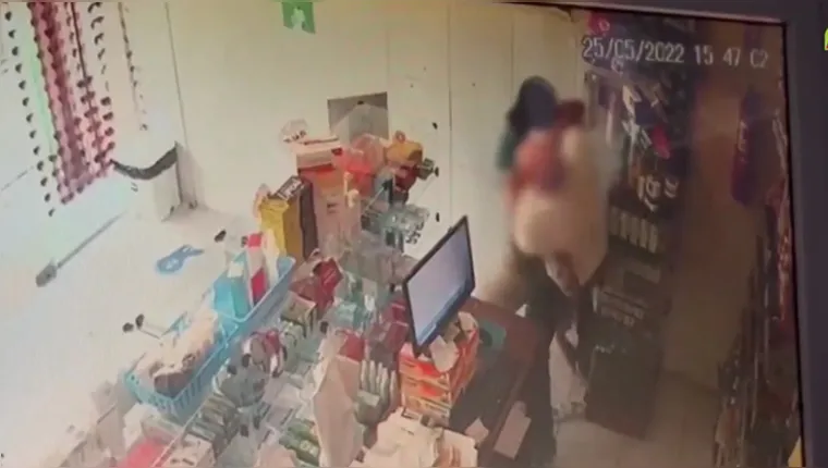 Imagem ilustrativa da notícia Vídeo: empresário luta com dois assaltantes em farmácia 