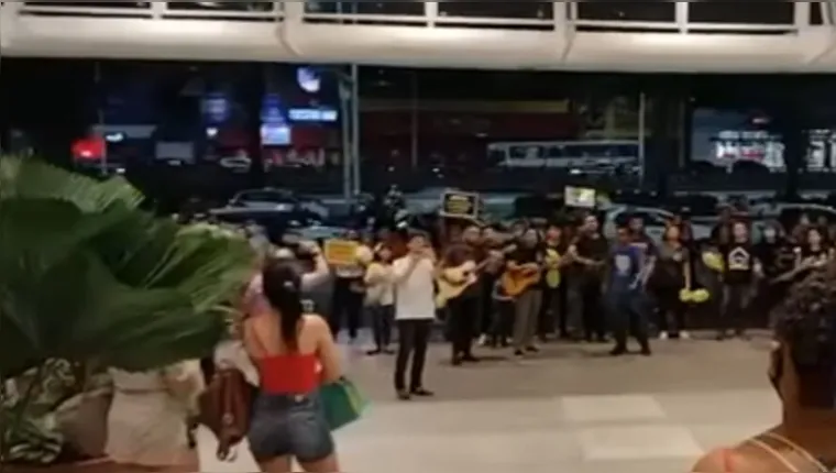 Imagem ilustrativa da notícia Vídeo: grupos oram em frente a shopping de Belém