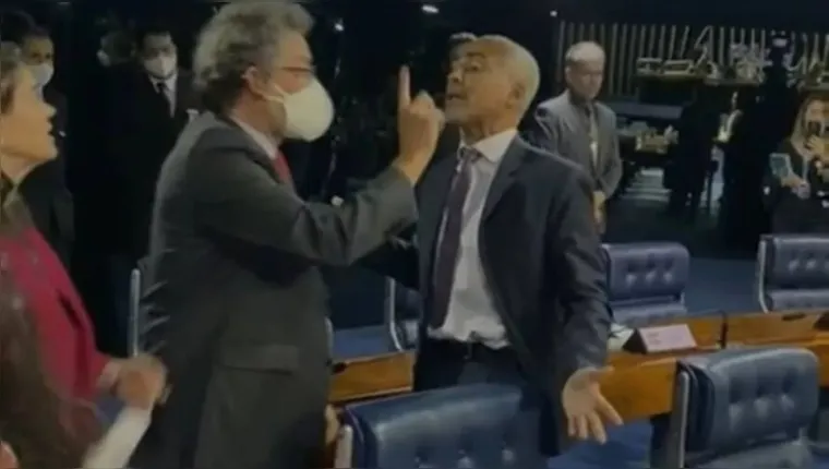 Imagem ilustrativa da notícia Vídeo: Romário e senador paraense batem boca em Brasília