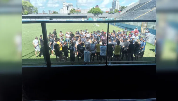 Imagem ilustrativa da notícia Torcida invade treino do Remo e pressiona Bentes e Bonamigo