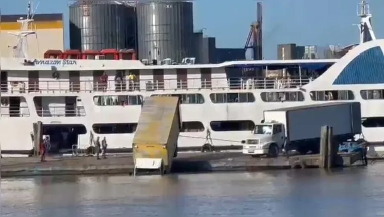 Imagem ilustrativa da notícia Vídeo: caminhão derrapa em porto e cai na Baía do Guajará