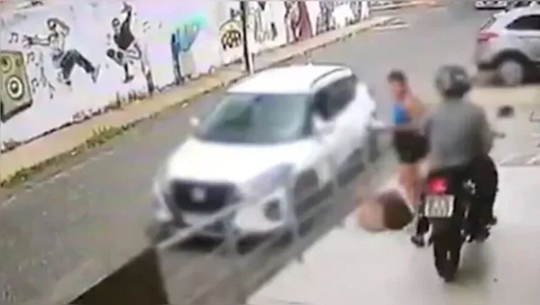 Imagem ilustrativa da notícia Vídeo: assaltante cai da moto ao tentar roubar celular