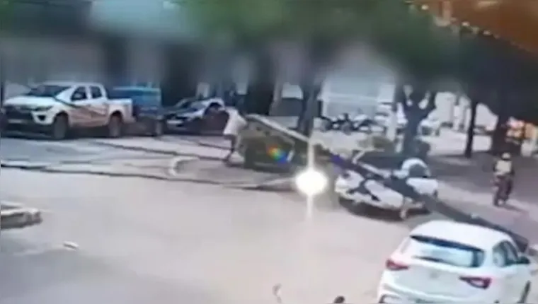 Imagem ilustrativa da notícia Vídeo: caminhão arrasta fiação e derruba postes no Pará