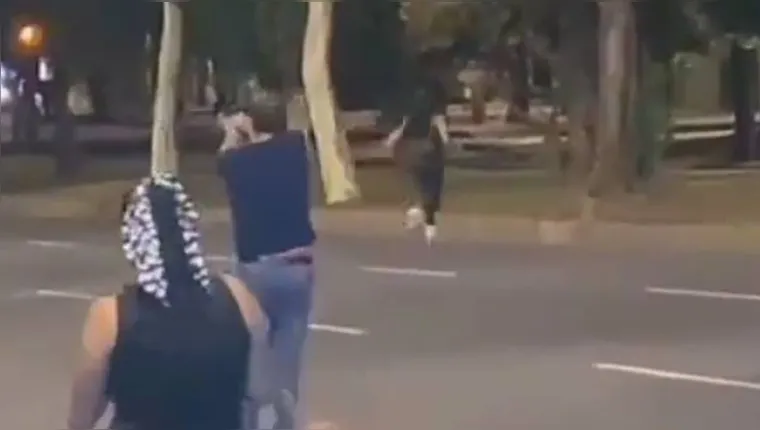 Imagem ilustrativa da notícia Vídeo: homem armado persegue garotas de programa em BH
