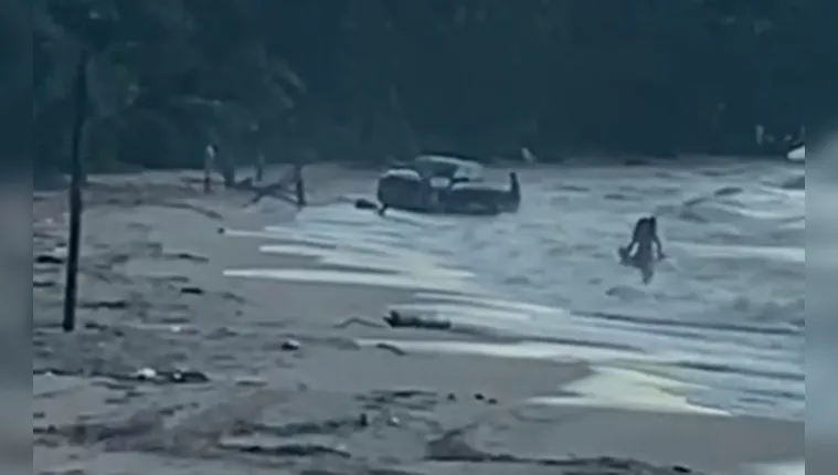 Imagem ilustrativa da notícia Vídeo: homem atola o carro em praia de Mosqueiro