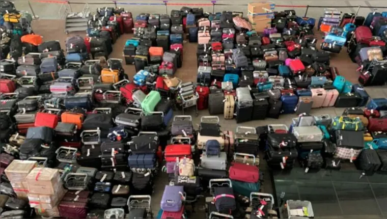 Imagem ilustrativa da notícia Caos total: malas ficam espalhadas em aeroporto de Londres