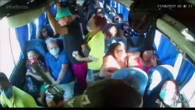 Imagem ilustrativa da notícia Câmera registra momentos de terror em ônibus em Belém