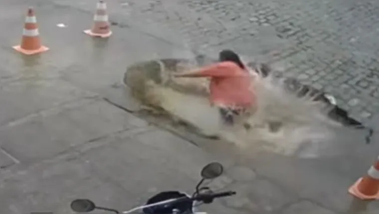 Imagem ilustrativa da notícia Vídeo: cratera se abre no meio da calçada e engole mulher