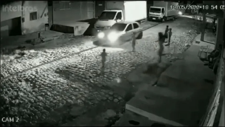 Imagem ilustrativa da notícia Vídeo: mãe pula em frente de carro para salvar criança