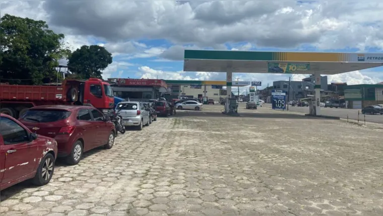 Imagem ilustrativa da notícia Motoristas fazem fila quilométrica por gasolina a R$ 3,99