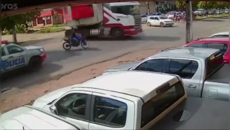 Imagem ilustrativa da notícia Motociclista escapa de ser esmagado por carreta no Pará