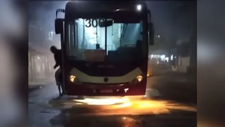 Imagem ilustrativa da notícia Vídeo: ônibus da linha UFPA Pedreira pega fogo em Belém