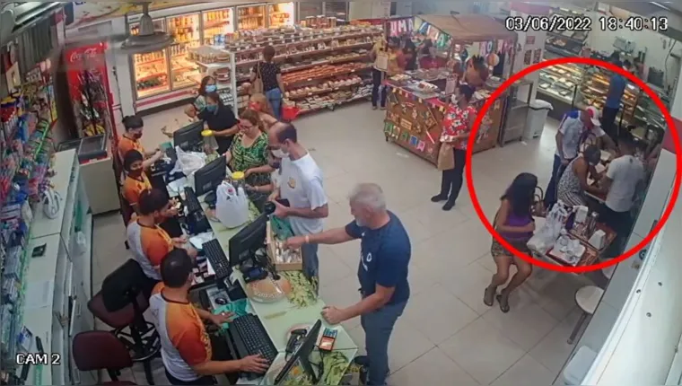 Imagem ilustrativa da notícia Vídeo: dupla assalta padaria no Umarizal em ação rápida