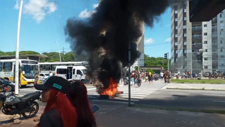 Imagem ilustrativa da notícia Protesto com pneus queimados deixa trânsito lento em Belém