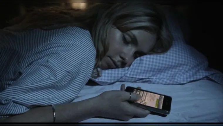 Imagem ilustrativa da notícia Dormir com celular no travesseiro pode causar tragédia