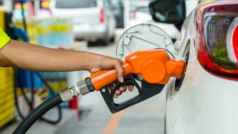 Imagem ilustrativa da notícia Petrobrás aumenta gasolina em 5,18% e diesel sobe 14,2%
