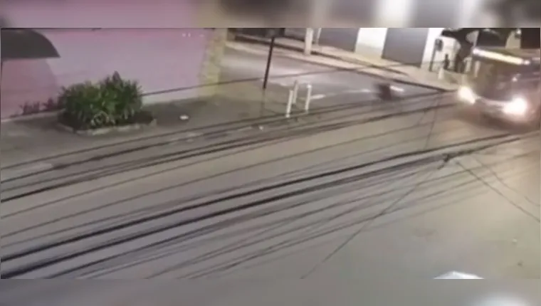 Imagem ilustrativa da notícia Vídeo: motociclista colide com ônibus em Santarém