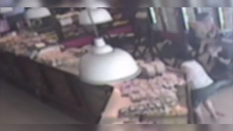 Imagem ilustrativa da notícia Vídeo:
equipe de TV volta à padaria alvo de tiros no Marco