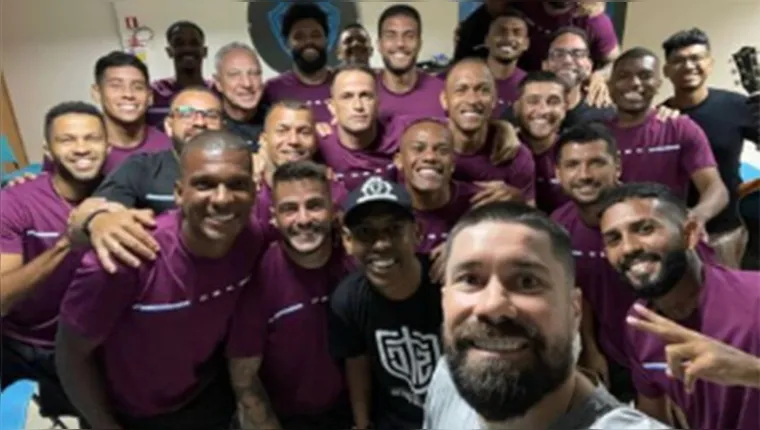 Imagem ilustrativa da notícia Ricardinho visita companheiros de Paysandu antes de partida 