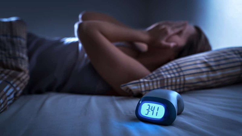 A curta duração ou má qualidade do sono está associada à pressão alta, colesterol elevado e aterosclerose, o que aumenta as chances de eventos cardiovasculares, como infarto e AVC.
