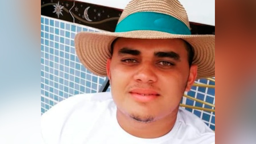 Alex Gomes dos Santos, de 23 anos, foi executado a tiros no momento em que entrava no seu carro