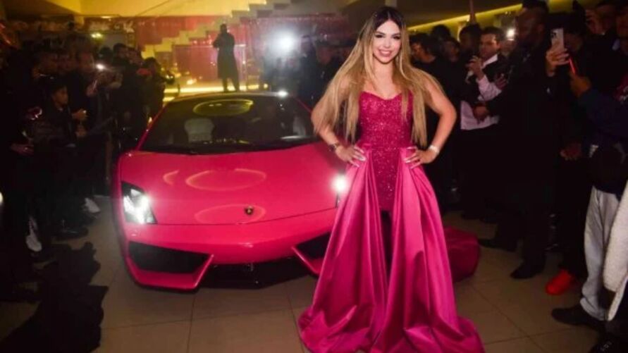 Cantora Melody foi presenteada com carro super esportivo em seu aniversário de 15 anos