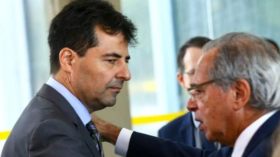 Ministros Adolfo Sachsida (Minas e Energia) e Paulo Guedes (Economia) após anúncio de estudos da privatização da Petrobras