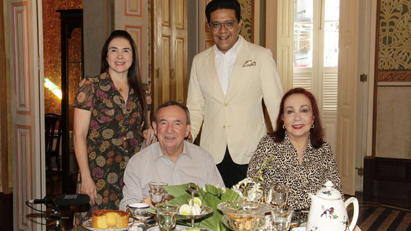 O colunista Marcelo Pinheiro com  empresário Clóvis Tramontina, a neta de Antônio Faciola, Lucinha Lage e a tela sommelier Paula Andréa Rodrigues.