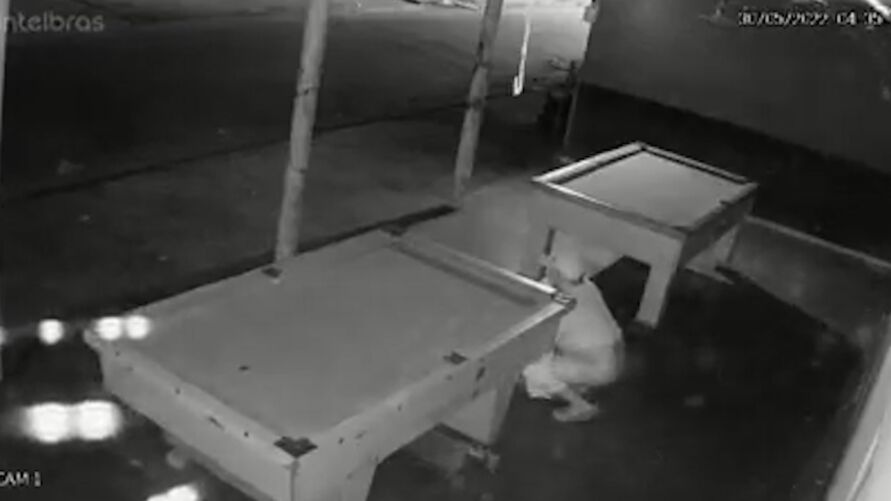 Imagem ilustrativa da notícia: Vídeo: homem defeca em bar e espalha fezes em sinuca no Pará