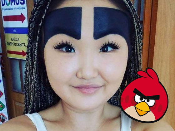 A jovem se inspirou no famoso personagem do game Angry Birds na hora de se maquiar
