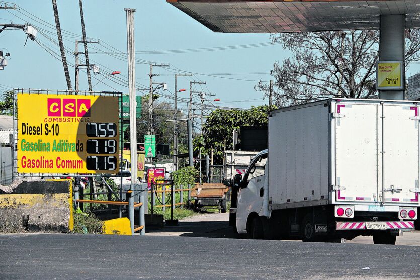 Em muitos postos, o diesel é vendido mais caro que a gasolina. Washington precisa abastecer diariamente e diz que perdeu a conta dos gastos Em muitos postos, o diesel é vendido mais caro que a gasolina. Washington precisa abastecer diariamente e diz que perdeu a conta dos gastos